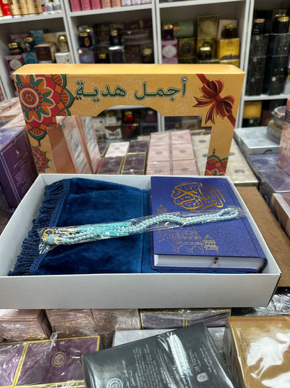 جمل هدية: مجموعة من القرآن الكريم والمصحف مع سجادة الصلاة