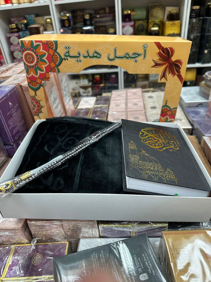 جمل هدية: مجموعة من القرآن الكريم والمصحف مع سجادة الصلاة